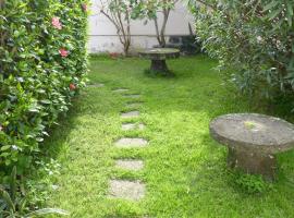 AZORES GARDEN HOUSE - Suites B&B and Private Apartments - Self Access KEYBOARD, hotel in Ponta Delgada