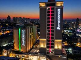 Monaco Hotel & Convention By Easy Class、グアルーリョスのホテル
