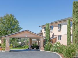 Super 8 by Wyndham Grants Pass: Grants Pass şehrinde bir motel