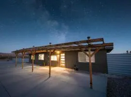 Desert Oasis - Firepit, Stargazing, Kitchen Essentials, 5 Acres, & Joshua Trees - Sleeps 6 Comfortably, 7 with Sofa, 9 Maximum