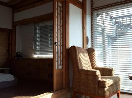 Yettle Hanok Stay, hotel near Buddha Image Carved on Rock Surface of Yuneulgok Valley, Gyeongju