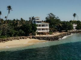 Blue Waves Surf House - Beach Hotel, hotel i Ahangama
