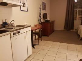 Cozy Little Studio #16 by Amazing Property Rentals, hotell i Gatineau