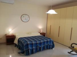 Appartamento in villa Virginia gruppi da 3 a 10 – hotel w mieście Mondragone