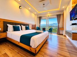Rock Pine View Cottage & Cafe, Mussoorie - blissful view from rooms, hotel u gradu 'Mussoorie'