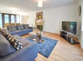 ShortstayMK Northleigh House spacious home 6 bedrooms 5 bathrooms BT sports and Sky