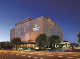 Embassy Suites Charleston, отель в городе Чарльстон