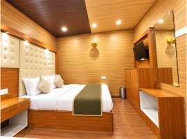 Hotel Flatties Lakeview Retreat Nainital Luxury Mall Road Hotel with Stylish Rooms & Serene Mountain Ambience, hotel sa Nainital