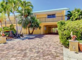 Canal-side Charisma, hotel in Key Colony Beach