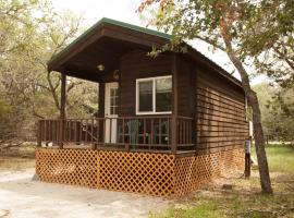 Pio Pico Camping Resort Two-Bedroom Cabin 12, hotel con pileta en Jamul