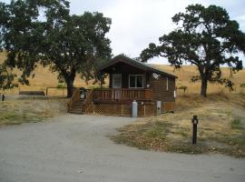 San Benito Camping Resort One-Bedroom Cabin 3, hotel with parking in Paicines