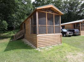 Blackhawk RV Campground Cabin 1 หมู่บ้านพักตากอากาศในMilton