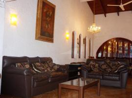 Family House, hotel sa Lima