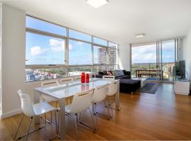Viesnīca Moore to See - Modern and Spacious 3BR Zetland Apartment with Views over Moore Park Sidnejā, netālu no apskates objekta tirdzniecības centrs Supa Centa Moore Park