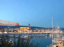 Accostage Vieux-Port - Appartements & Parking en option, hotel u gradu 'La Ciotat'