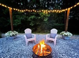 2 Villa D'Azur Luxury Tiny House Mins to Lake Guntersville, Downtown, Firepit