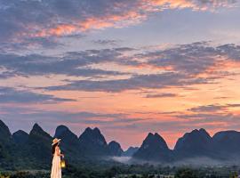 The Deer Glade Hotel Yangshuo-Riverside Karst Retreat on Yulong River, hotel u gradu 'Yangshuo'