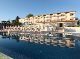 Droushia Heights Hotel: Dhrousha şehrinde bir otel