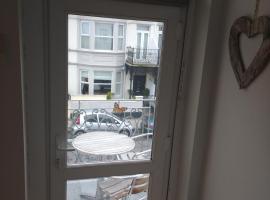 Esplanade Seaside View Apartment: Porthcawl şehrinde bir daire