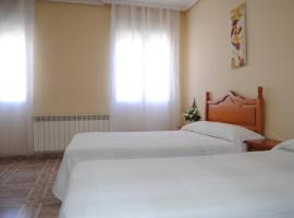 Hostal Ávila – hotel z parkingiem w mieście Dosbarrios