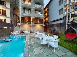 Hotel Asia Holiday Kasol- Bar and Swimming Pool and Central Heated -100 m For Bus stand, hotel em Kasol