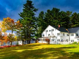 Wolf Cove Inn, hotel with parking in Poland Spring