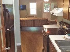 Carolina Landing Camping Resort Two-Bedroom Cabin 1, holiday park in Fair Play