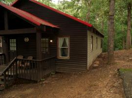 Carolina Landing Camping Resort Deluxe Cabin 4, resort village in Fair Play