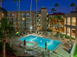 Best Western Plus Scottsdale Thunderbird Suites, hotel en North Scottsdale, Scottsdale