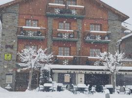 Hotel Esquirol, hotel in Llivia