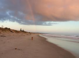 Strathaven Bed and Breakfast, hotel con pileta en Waipu