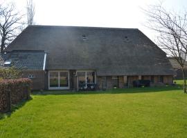 Staying in a thatched barn with box bed beautiful view region Achterhoek, hotel in Geesteren