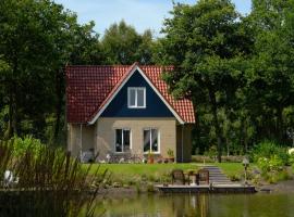 Spacious holiday home with a dishwasher, 20 km. from Assen, cottage in Westerbork