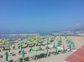 Guesthouse Holiday Formia beach, hotel in Formia