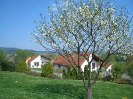 Detached single-storey bungalow with south-facing terrace, hôtel à Uslar