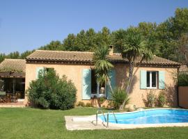 Colourful Holiday Home in Noves with Swimming Pool, hotel v destinaci Noves
