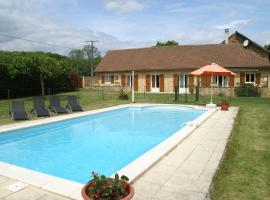 Holiday home with pool, enclosed garden, Hotel in Saint-Pompont