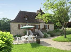 Holiday home 1km from the Gouffre de Padirac, holiday home in Padirac