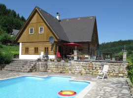 Pecka에 위치한 호텔 villa with swimming pool in the hilly landscape