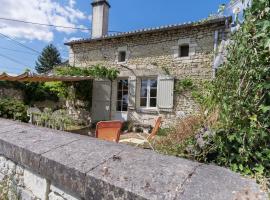 Romantic holiday home with enclosed garden, hotel bajet di Savigny-sous-Faye