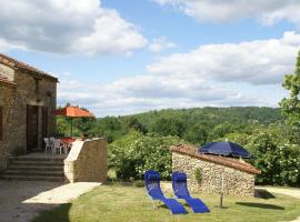 Heavenly holiday home with pool, rumah kotej di Villefranche-du-Périgord