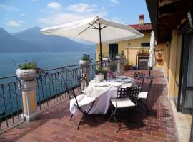 Bright stylish facing the lake Large terrace with magnificent views, hotel in Marone