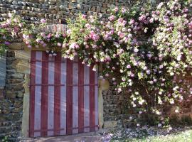 Chambres d'Hôtes La Vie en Roses: Iguerande şehrinde bir otel