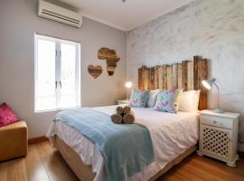 Modern Shabby Chic Apartment, hotel in zona Ipic Shopping Centre Sonstraal, Durbanville