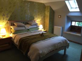Lodge at Lochside, отель типа «постель и завтрак» в городе Bridgend of Lintrathen