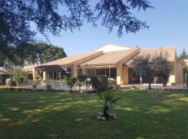 Hôtel Restaurant Le Mas De L'Olivier, Hotel in Pont-Saint-Esprit