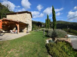 Stunning detached holiday home with heatable pool, hotel v destinaci Burzet