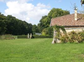 Superb villa with private heated pool, hotell i Revigny-sur-Ornain