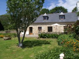 Holiday home with enclosed garden, hotel em Pont-Croix