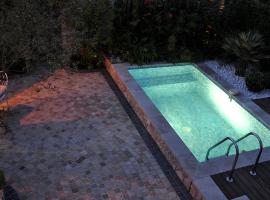 Viesnīca Luxurious Villa in Aix en Provence with Jacuzzi pilsētā Venelles